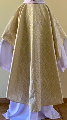 Casula sacerdotal branca