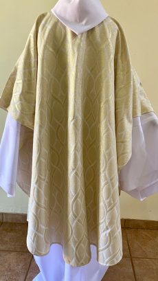 Casula sacerdotal branca