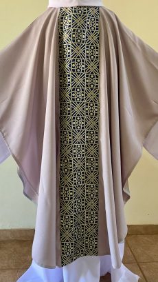 Casula sacerdotal branca