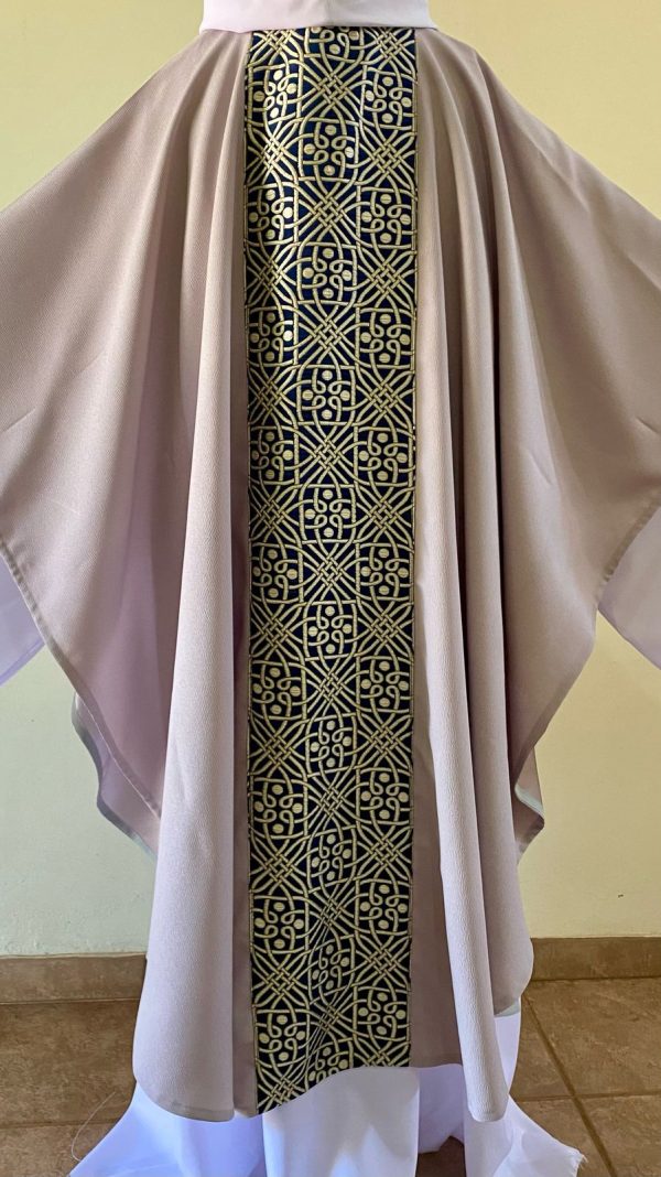 Casula sacerdotal branca